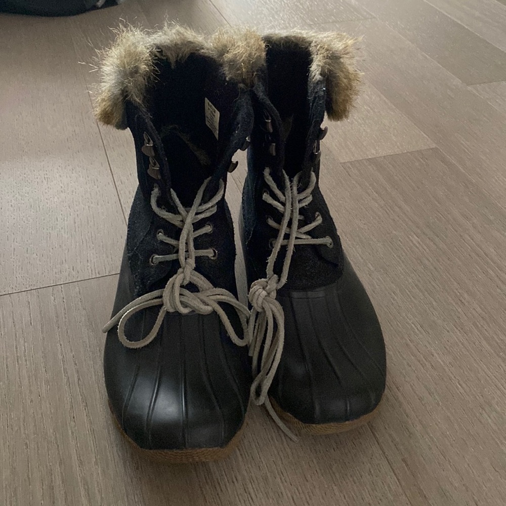 Sperry snow boots with fur size 8.5
